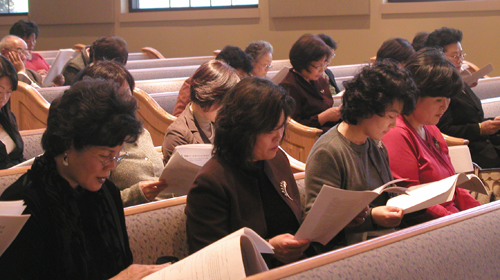 다양한 세대의 여성들이 이날 예배에 참석했다.