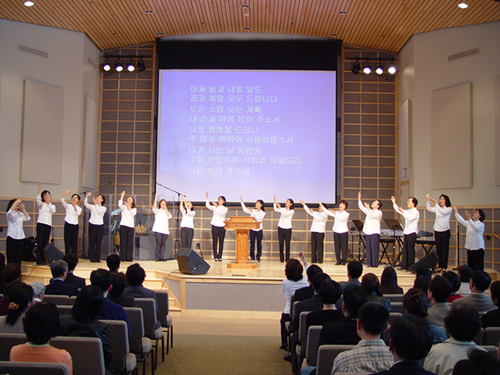 주일예배 이후 수화로 찬양하는 모습