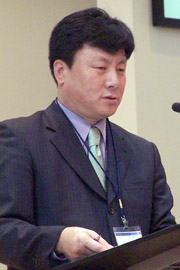 신임노회장으로 선출된 이기백 목사가 회무를 진행하고 있다.