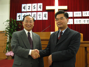 신임 임원진 목사(左)와 전임 성창용 목사(右)