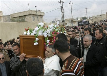 지역 주민들은 큰 슬픔 가운데 빠져 라호 대주교를 매장하기 위해 옮기고 있다. 