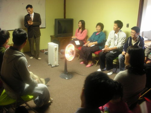 <전도의 이론과 실제> 강의에 의욕적으로 참여하고 있는 성도들.