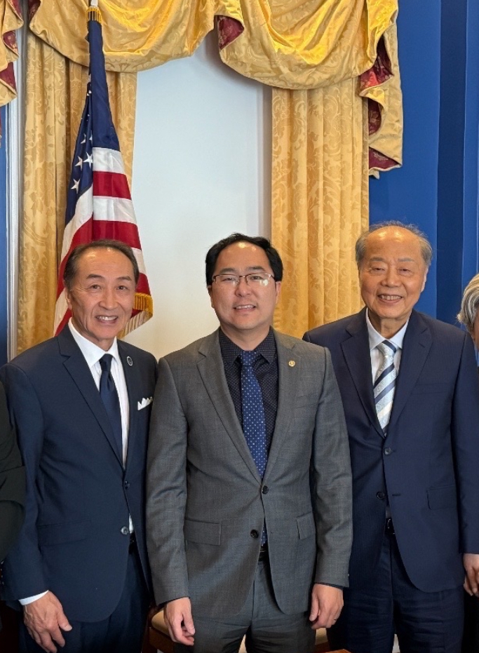 앤디 김 연방상원(가운데)이 미 아시안유권자연맹측과 면담 후 서효석 명예 이사장(맨 왼쪽), 테렌스 박 대표(맨 오른쪽)과 면담 후 기념촬영을 했다.