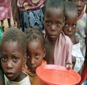 굶주린 아이들의 눈빛이 간절하다.