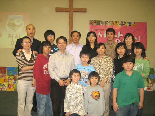 밀알 사랑의 교실을 찾은 연합교회 성도들