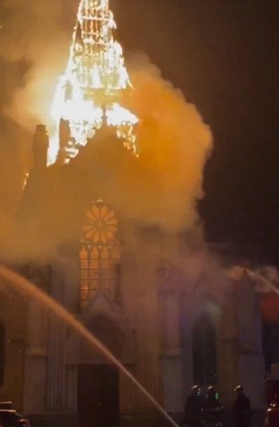 ▲2024년 9월, 프랑스 칼레 근처 생오메르 마을에 있는 무염시태 교회에 화재가 발생했다. ⓒX/PeterSweden7