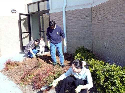한인교회 성도들이 교회 앞 화단을 정리하고 있다. 