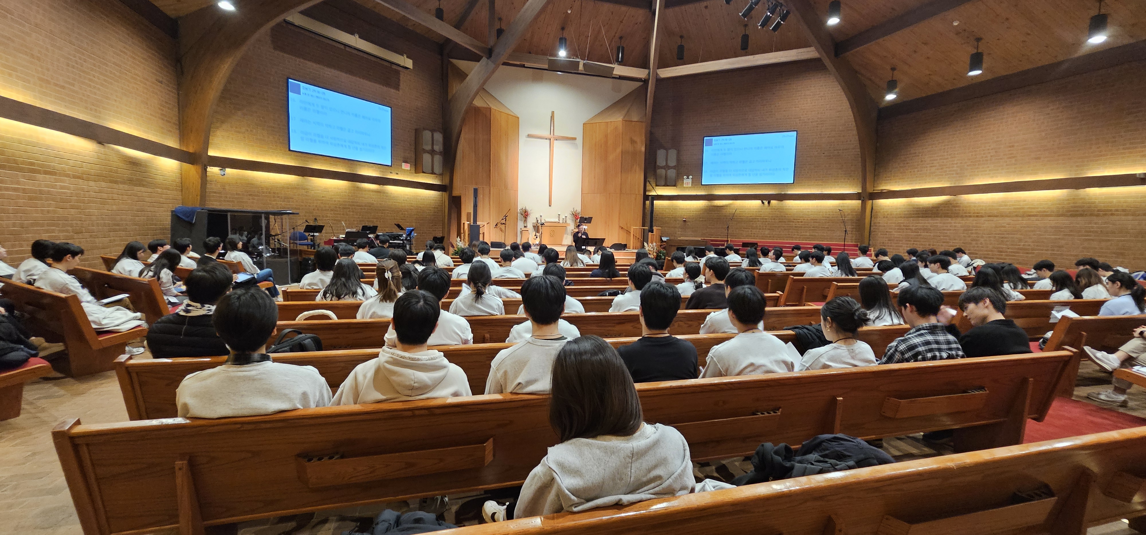 이번 수련회는 조별 미션과 주제별 세미나를 비롯하여, 은혜의 밤, 헌신의 밤 등 다채롭게 진행되었다.