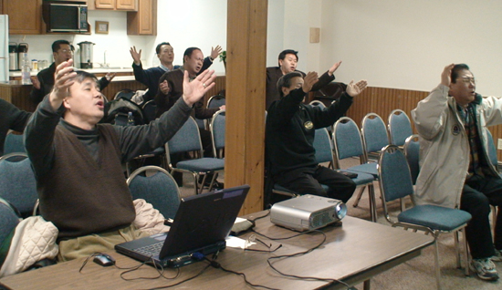 지난 1월 금식기도성회에서 뜨겁게 기도하는 목회자들