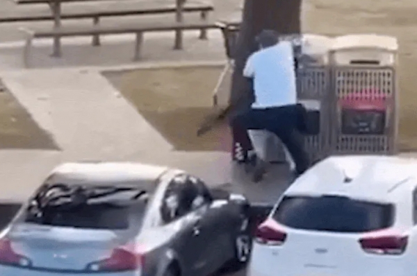 한 용감한 시민이 테러범을 제압하고 있는 모습 ©현지 영상 캡처