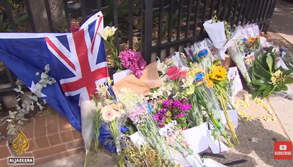 ▲호주 본다이 해변에서 발생한 총격 사건의 희생자들을 기리기 위한 장소에 꽃다발이 놓여 있다. ⓒYoutube/Al Jazeera English