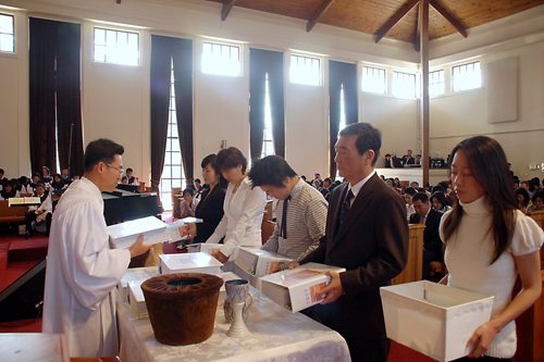 친필성경을 봉헌하는 성도들