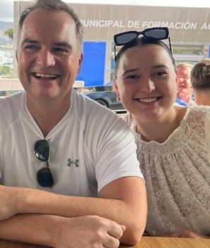 이그나이트 더 파이어 미니스트리의 설립자인 알렉산더 웜(왼쪽)과 그의 딸 세레나 웜(오른쪽)의 생전 모습. ©Ignite the Fire Ministry