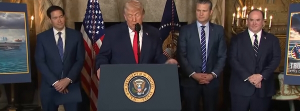 도널드 트럼프 미국 대통령이 22일 미국 플로리다 팜비치 마러라고에서 마코 루비오 국무장관, 피트 헤그세스 국방장관, 존 펠란 해군장관이 배석한 가운데 '트럼프급' 신예 항공 모함 건조 계획을 발표하고 있다. ⓒ현지 영상 캡처