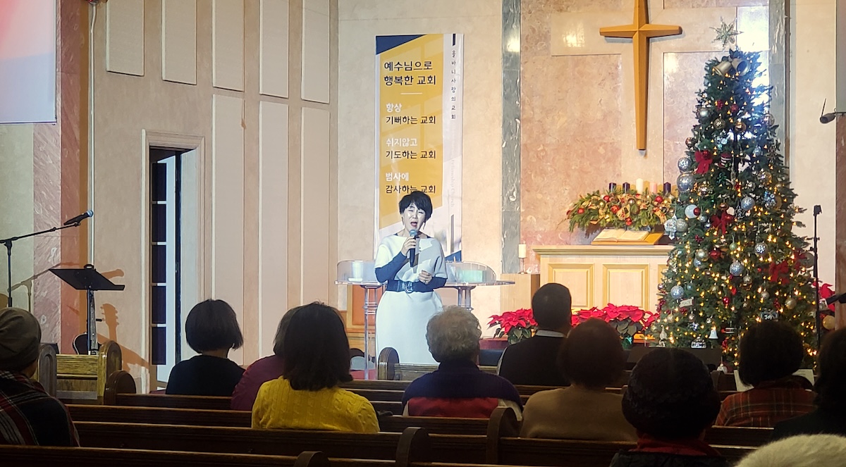 최명자 사모가 찬양하고 있다.