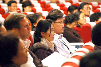 킴넷 주최 지도자 대회에 참석한 1세, 2세 교회 지도자들이 강연을 경청하고 있다.