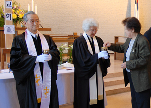 지난 23일 부활절 예배때 성만찬을 하며. 왼쪽이 도병일 목사 오른쪽이 전충희 목사 ⓒ롱아일랜드한인교회