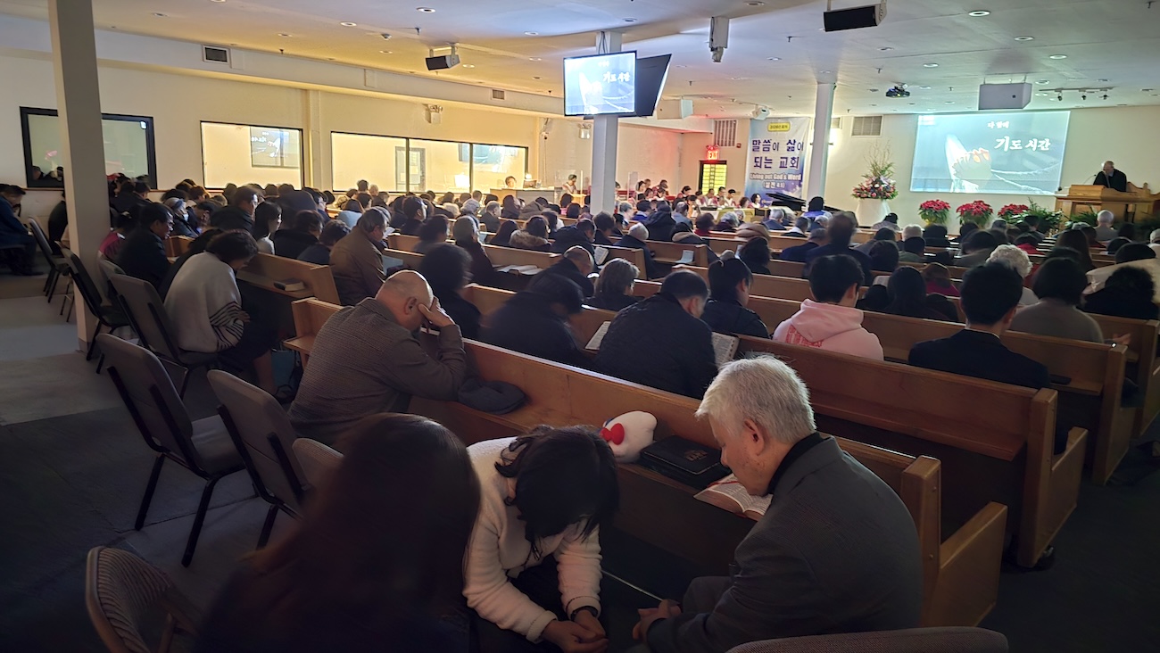 한인동산장로교회 성도들이 송구영신예배에서 자녀들과 함께 새해를 여는 기도를 드리고 있다.