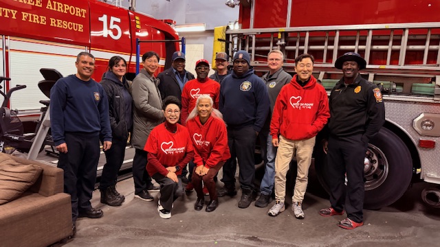 중앙교회가 지역사회 공무원들에게 음식과 후원금을 전달했다.
