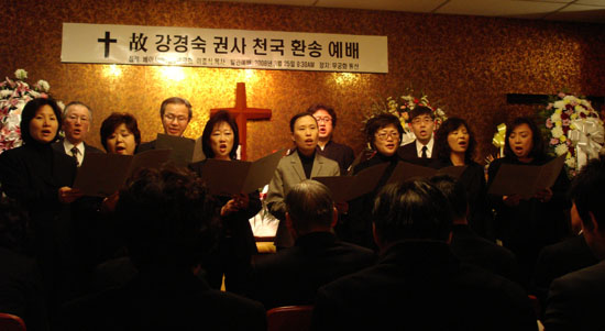 문상예배에서 브니엘 중찬단이 조가를 불렀다.