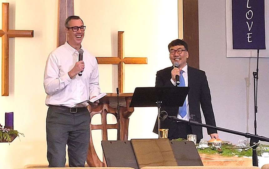 김성보 목사(오른쪽)를 축복하며 블레싱교회를 환영하는 임마누엘 장로교회 Patrick Vaughn 목사(왼쪽)