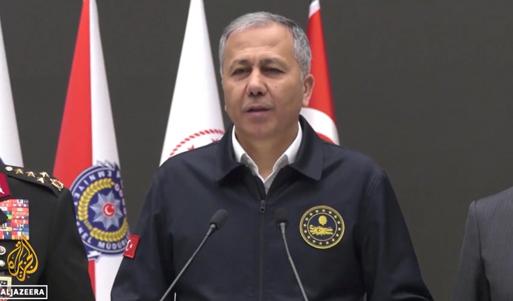 ▲튀르키예 알리 에르리카야 내무장관이 대규모 급습 작전에 대해 설명하고 있다. ⓒYoutube/Aljazeera