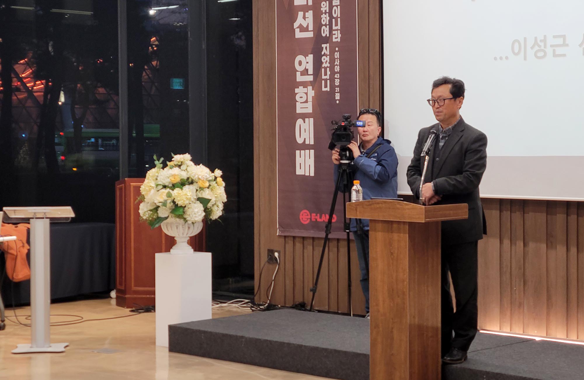 ▲이성근 선교사가 메시지를 전하고 있다.  