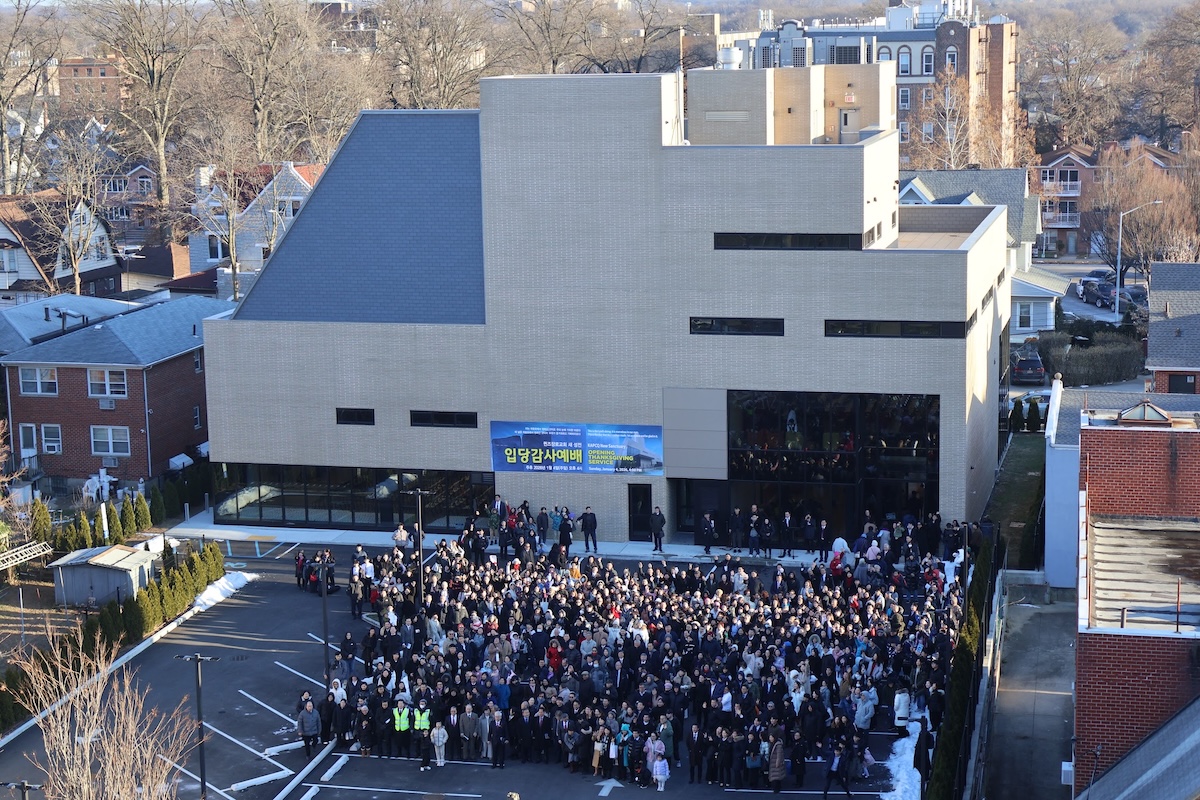 퀸즈장로교회 제2성전 앞에서 한어권을 비롯한 다민족 언어 회중들이 함께 기념촬영을 하면서 손을 흔들고 있다.