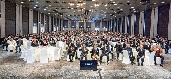 2026 한국CBMC 신년인사회 참석자들이 단체 기념사진을 촬영하고 있다.