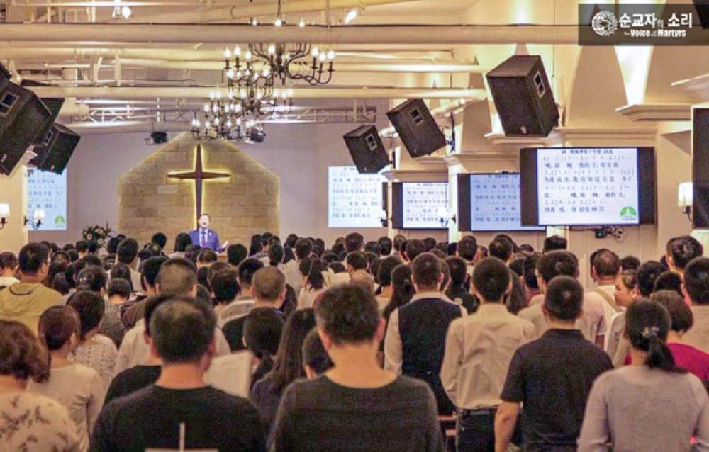 2018년 왕이 목사가 체포되기 전 이른비언악교회 신자들과 함께 예배드리는 모습. 