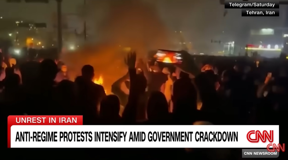 ▲이란의 수도 테헤란 거리에서 시위대가 불을 지르고 있다. ⓒYoutube/CNN