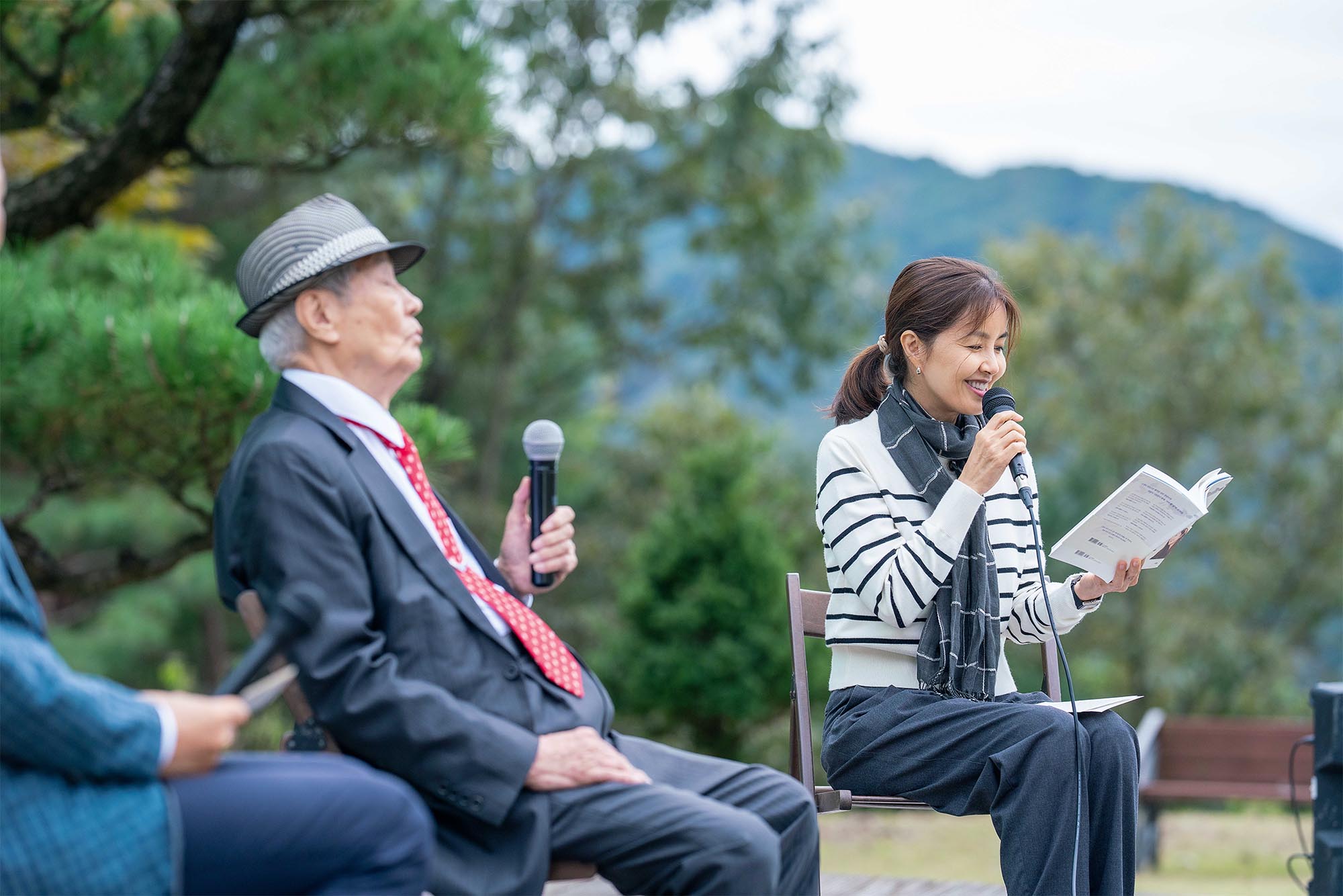 (왼쪽부터) 아파트를 기부한 신영교 씨와 딸 신애라 씨. ⓒ하이패밀리