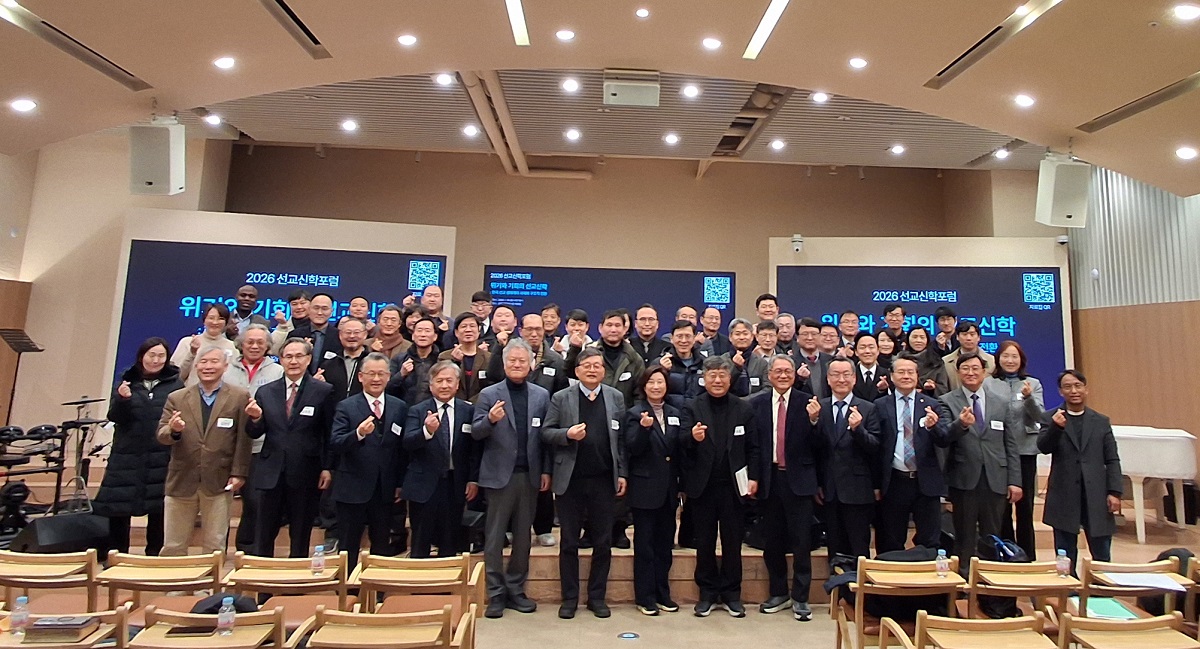 ▲기념촬영 중인 참석자들.