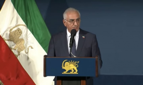 이란 옛 왕조의 마지막 왕세자 레자 팔레비가 미국에서 열린 기자회견에서 현재 이란을 북한에 빗대며 "이슬람 정권의 붕괴가 불가피하다"고 주장했다. ©현지 영상 캡처