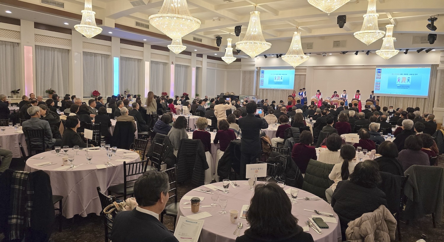 뉴욕교협 신년하례만찬 및 52회기 회장·이사장 이취임식이 진행되고 있다.