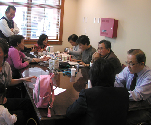 건강검진을 받기 위해 온 성도들로 분주한 의료진료실