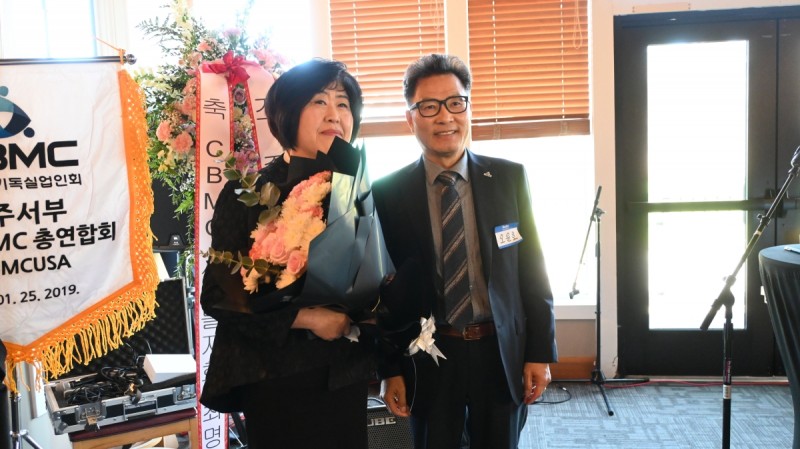 KCBMC 미주 서부총연합회 시애틀 지회 최명희 신임회장(왼쪽)과 오윤호 회장(오른쪽)