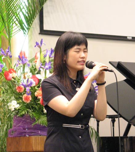 찬양을 하고 있는 하경혜 자매