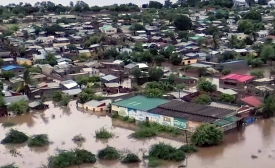 ▲모잠비크의 주거 지역이 침수된 모습. ⓒAP/ Youtube