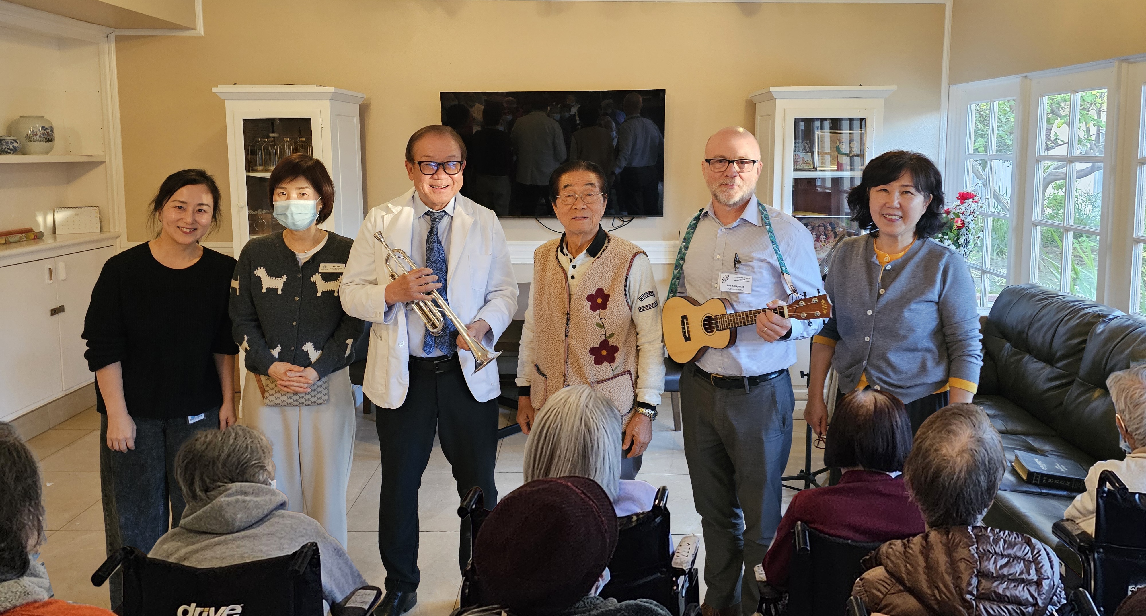 사진 왼쪽부터 제니엄(Jenny Um) 사회복지국장, 앨리스 한(Alice Han) 활동디렉터, 존 채프먼(Jon Chapman) 병원 행정책임자