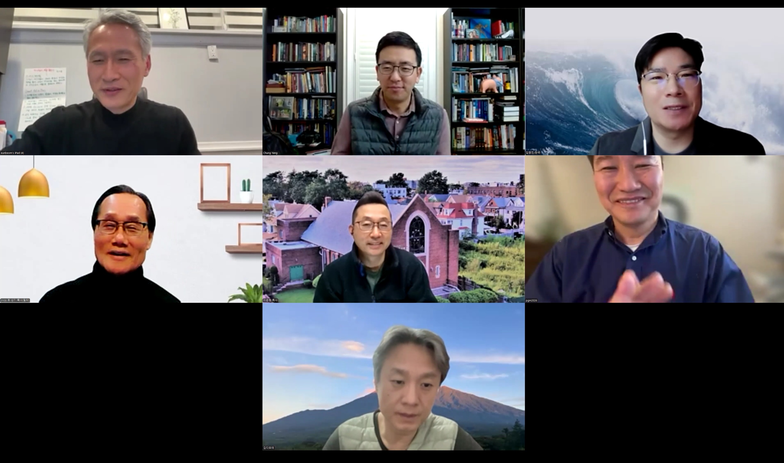 호성기 세계전문인선교회 국제대표(왼쪽 위에서 두번째)가 27일 줌으로 정책이사회를 진행하고 있다.  