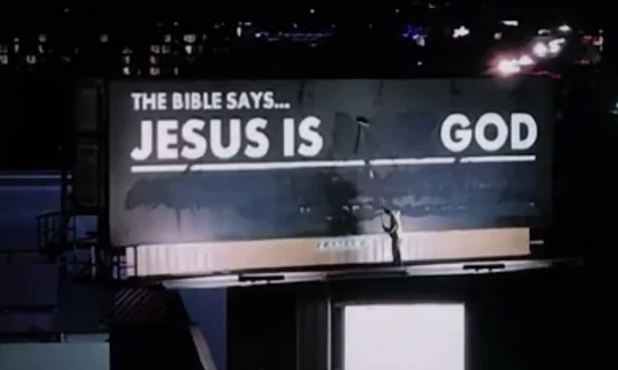 ▲신원 미상의 한 남성이 美 로스앤젤레스의 광고판 위에서 페인트칠을 하고 있다. ⓒYoutuebe/KindVonJesusChristus