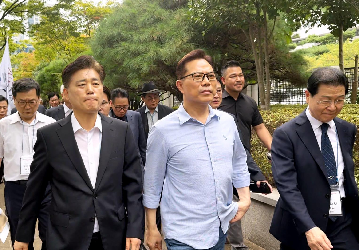 세계로교회 손현보 목사(가운데)가 지난해 9월 영장실질심사를 받기 위해 부산지법으로 향하던 모습.