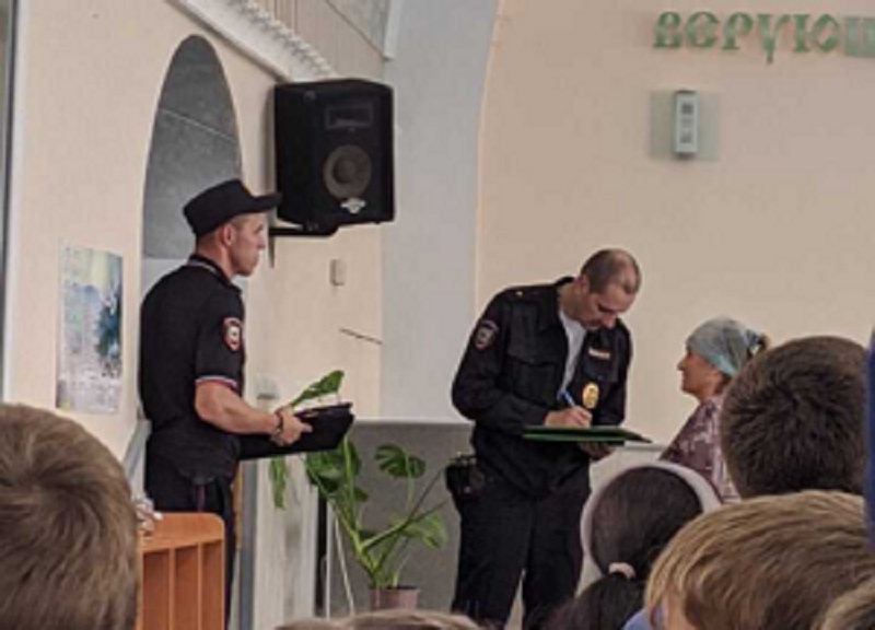 ▲러시아 경찰이 우크라이나 크라스노돈 침례교교회협의회 주일예배를 급습해 강제로 성도의 신원을 확인하고 있다. ⓒ침례교교회협의회