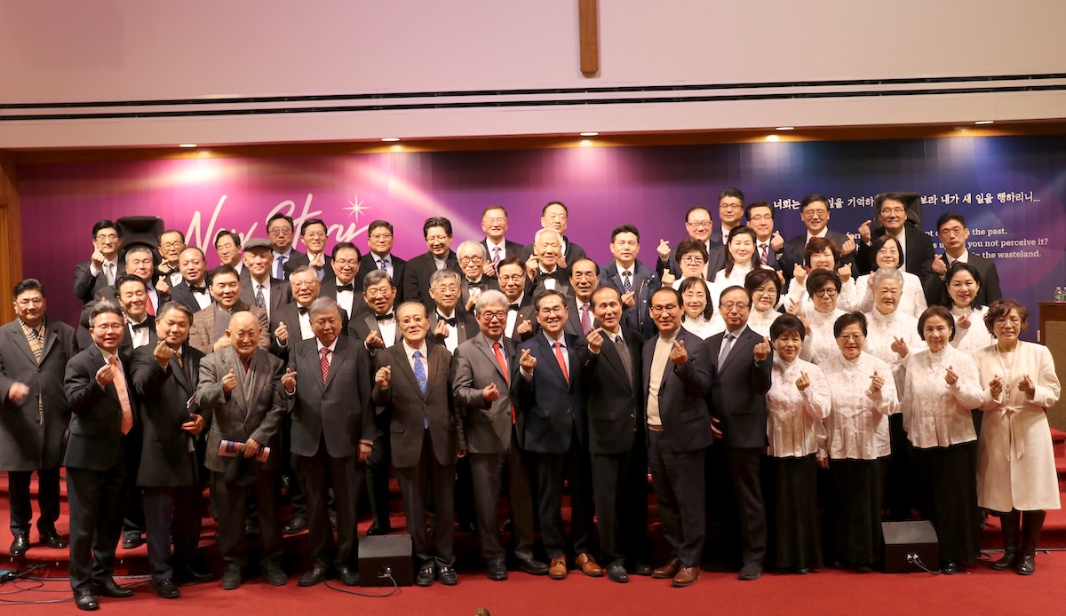 뉴저지교협과 뉴저지목사회가 연합으로 신년하례회를 드렸다. 관계자들이 행사 후 기념촬영을 하며 손하트를 만들어 보이고 있다.