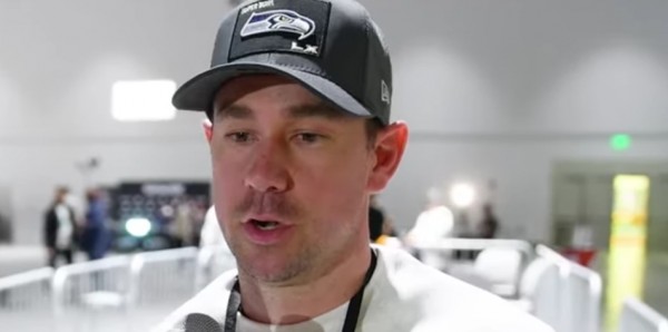 시애틀 시호크스 코치 클린트 쿠비악이 슈퍼볼 LX를 앞두고 Sports Spectrum과의 인터뷰에서 자신의 신앙에 대해 이야기했다. ©Screenshot/YouTube/Sports Spectrum