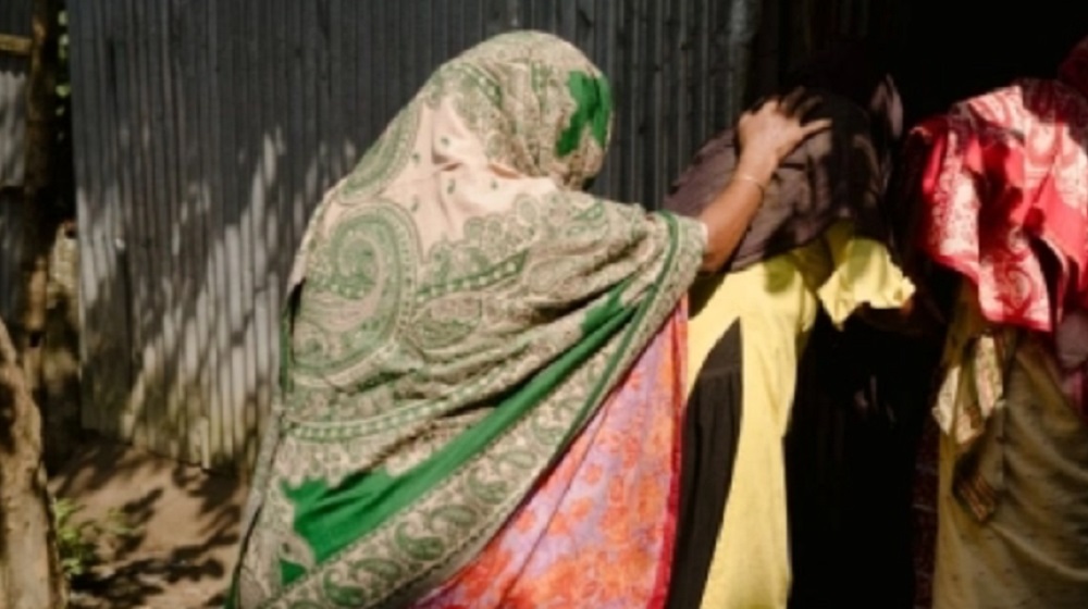 ▲이웃에게 굴욕을 당하는 방글라데시 기독교인의 모습을 재구성한 장면. ⓒ오픈도어