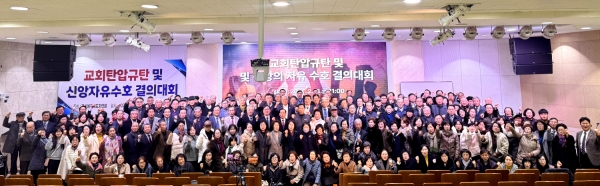 단체사진 촬영에 임하는 모습. ©고애연 제공