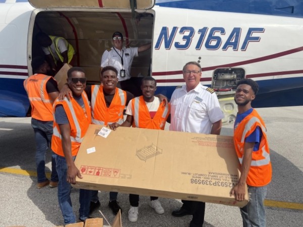 Agape Flights에서 사역하던 조종사 패트릭 데커와 코리 엘레비. ©Agape Flights Facebook