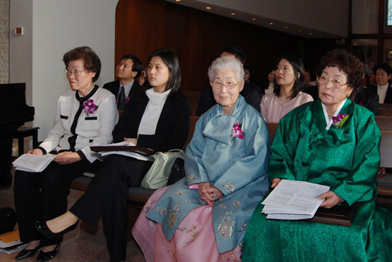 이날 임직받은이들. 왼쪽은 김은순 장로, 오른쪽부터 김영자 명예권사와 윤진선 명예권사. 조순희 명예권사는 건강 악화로 참여하지 못했다.